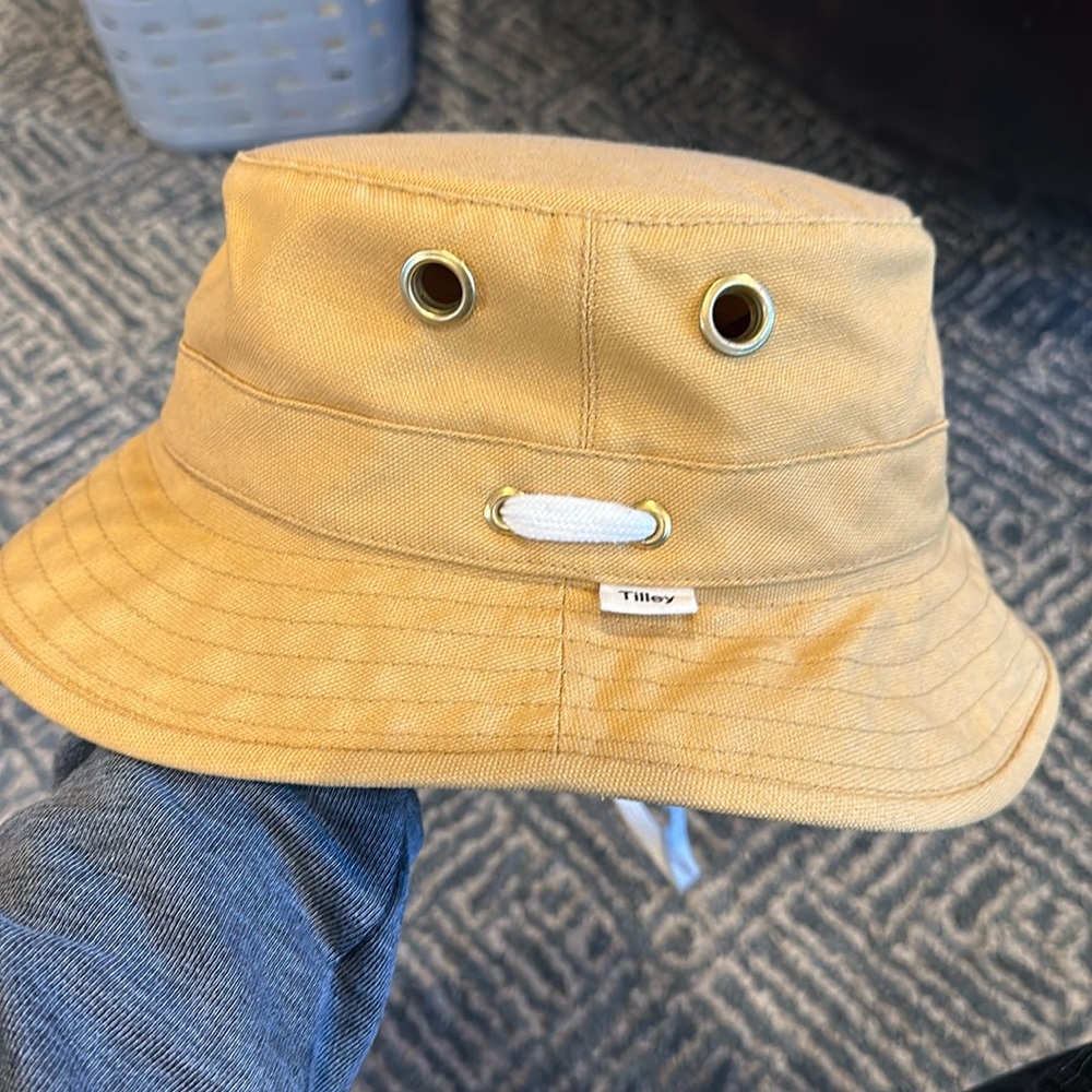 Tilley bucket hat - brand new condition, discontinued color